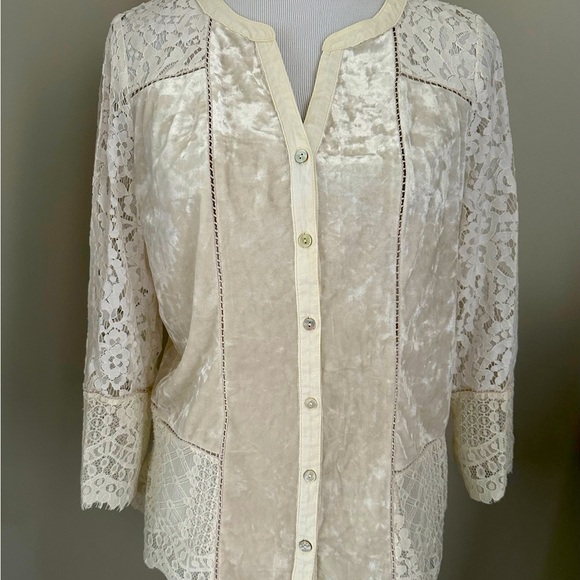 Ivory Top, Lace Detail, Size L - Picture 1 of 5